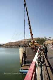 Image du Maroc Professionnelle de  Un ouvrier s'active sur un engin servant au  nettoyage du Barrage Machraa Hamadi dont la capacité est de 42 Millions de m3, est construit sur l'Oued Moulouya, il permet, depuis 1956, d'approvisionner la région et d'irriguer les terres de cultures, ce barrage fournit en eau potable les ville de Nador, Oujda, il permet également l'approvisionnement des centre de Taourirte et El Aïoun Sidi Mellouk. Samedi 1er octobre 2005. (Photo / Abdeljalil Bounhar)